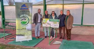 El Club de Golf Tomelloso recauda 1.200 euros para apoyar a las víctimas de la DANA en Valencia y Albacete mediante Cáritas