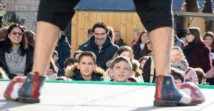 Espectáculo de Circo en la Plaza de España Atrae a Numerosas Familias de la Mano de la Compañía ‘Txicolini, Circo …’