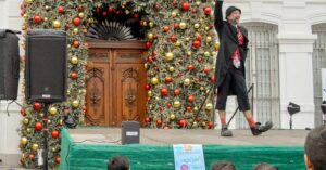 Fiesta de Fin de Año para los Niños: Espectáculo de Teatro de Calle en la Plaza de España