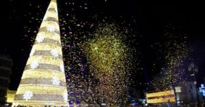 Iluminación Navideña Inaugurada con Espectáculo de Luz y Sonido en Una Ajetreada Plaza de España