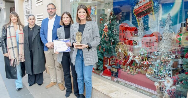 El Alcalde Javier Navarro y Concejalas Rocío Valentín y Elena Villahermosa Entregan Premios en Ciudad
