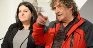 Julián Díaz Revela Sorprendente Colección de Pinturas ‘Cavilando…’ en la Posada de los Portales