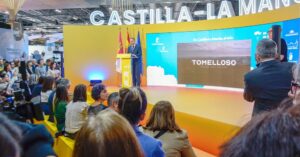 Tomelloso Destaca en FITUR: Alcalde Presenta la Ciudad ante Multitud en el Stand de Castilla La Mancha