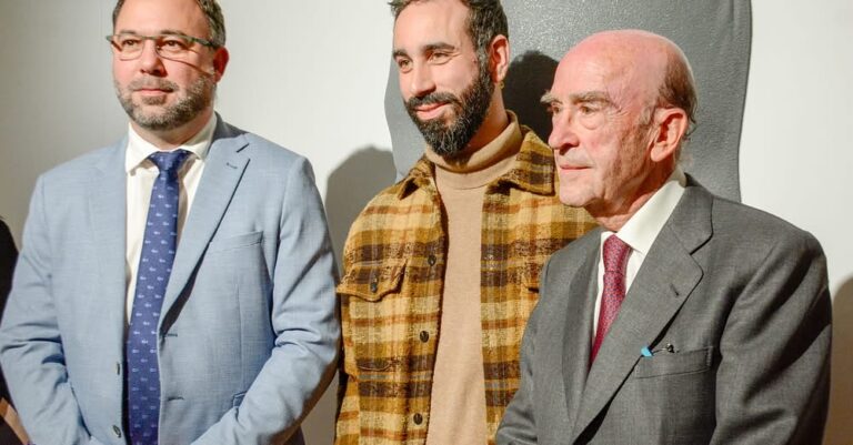 Alcalde Javier Navarro Destaca el Rol de ‘Dinamizador Cultural’ de la Virgen de las Viñas en Magnífica Exposición de Escultura