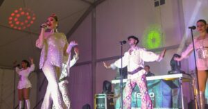 Bibi Malone Impresiona con Su Espectáculo de Comedia y Canto en el Palacio del Carnaval de Tomelloso