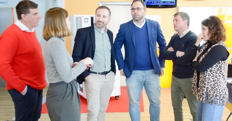 El Alcalde Javier Navarro y la Concejal Carmen López Visitan la Empresa Gaes Nawers Motion