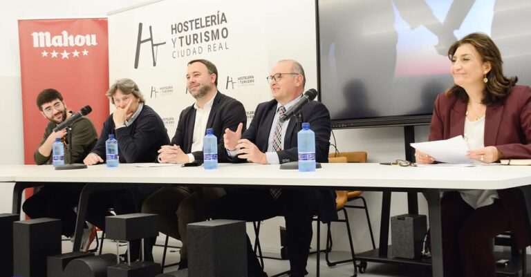 Inauguran la primera actividad de la Asociación Provincial de Hosteleros en el Salón de Actos del Mercado de Abastos