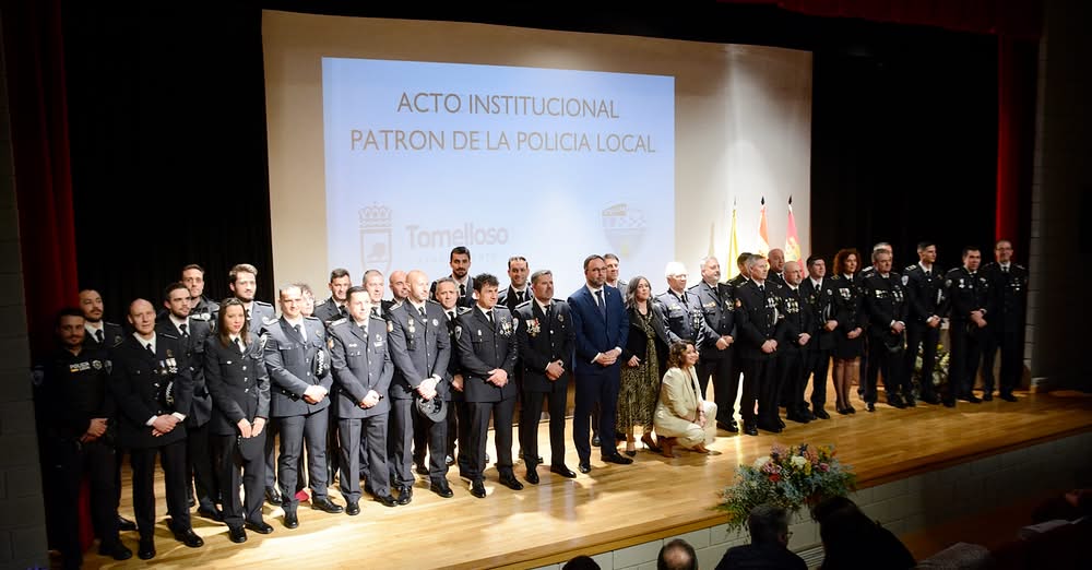 Javier Navarro y Concejal de Seguridad Reconocen la Destacada Actuación Policial y Honran Agentes con 35 Años de Servicio