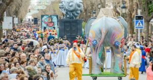 La Avenida Don Antonio Huertas Llena de Espectadores para el Gran Desfile de Peñas Locales, con Participaciones Destacadas de la Charanga Los Primos y El Estudio.