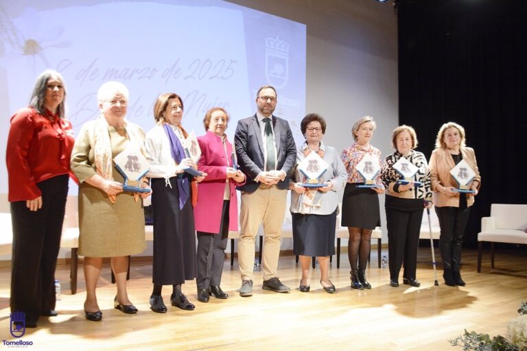 Tomelloso reconoce a las trabajadoras del IES 'Eladio Cabañero' por su "esfuerzo, dedicación y pasión"