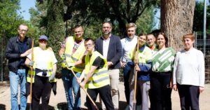 Alcalde de Tomelloso supervisa trabajos realizados por estudiantes en el Parque Embajadores