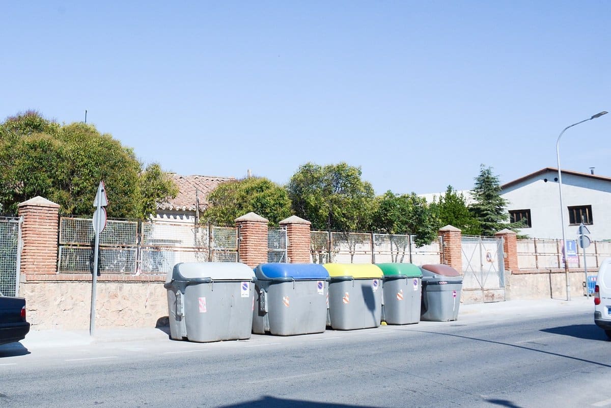 El Ayuntamiento Tomelloso sanciona a un vecino por tirar en la vía pública colchones, muebles de madera y un frigorífico