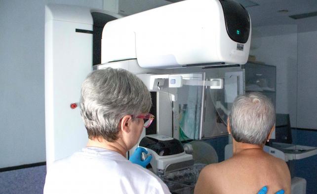 El Gobierno de Castilla-La Mancha actualiza mamógrafos en hospitales con tecnología avanzada para mejorar la atención sanitaria.