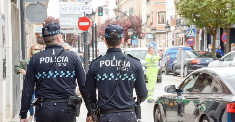 La Policía Local de Tomelloso Interviene en un Caso de Abandono de Enseres y Muebles en la Vía Pública tras Alerta Ciudadana