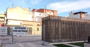 Restricciones Parciales de Seguridad en la Plaza del Mercado Impactan el Acceso al Mercado de Abastos