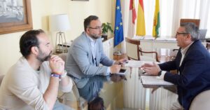 Reunión de trabajo entre el alcalde de Tomelloso, Javier Navarro, y el vicepresidente segundo de las Cortes de Castilla