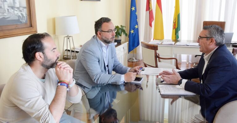 Reunión de trabajo entre el alcalde de Tomelloso, Javier Navarro, y el vicepresidente segundo de las Cortes de Castilla