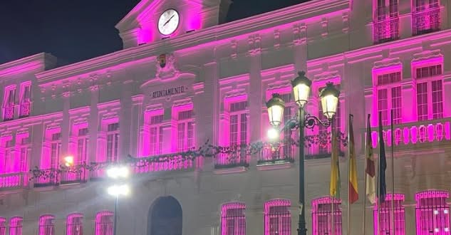 Tomelloso conmemora el Día Mundial de la Esofagitis Eosinofílica: Ayuntamiento se baña en luz rosa este jueves