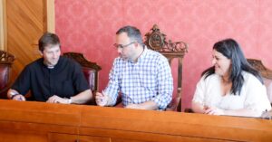 Acuerdo Importante Formalizado Esta Mañana entre el Alcalde de Tomelloso, Javier Navarro, y el Párroco Local en el Ayuntamiento