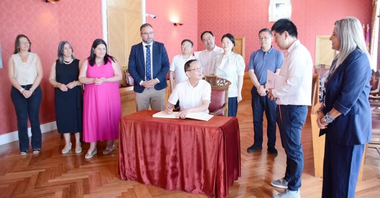 Delegación Oficial de Hubei, Provincia China, Visita el Ayuntamiento de Tomelloso para Ampliar Vinculaciones