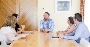 El Alcalde Javier Navarro y el Concejal de Educación Antonio Calvo, Sostienen Reunión de Trabajo con Equipo Directivo