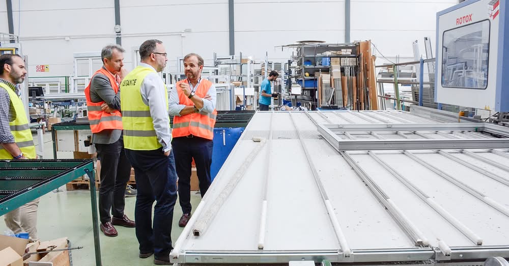 Javier Navarro visita Tecnovent, líder en la fabricación y distribución de ventanas, esta mañana