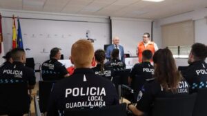 Más de 40 policías de la región se capacitan en reanimación cardiopulmonar y uso de desfibriladores automáticos.