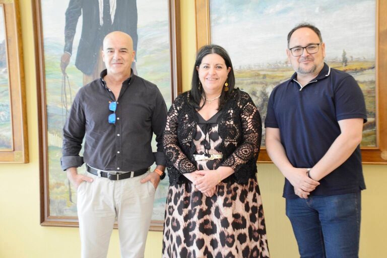 Presentación de la galardonada novela “Al otro lado del velo” en el Mercado de Abastos, firma de Luis Miguel Sánchez Tostado
