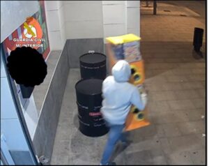 La Guardia Civil arresta a dos individuos por el robo de máquinas expendedoras