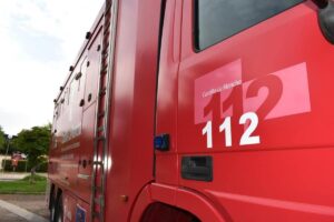 Extinguido el incendio declarado en una prensadora de vehículos en un desguace en Tomelloso