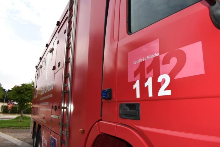 Extinguido el incendio declarado en una prensadora de vehículos en un desguace en Tomelloso