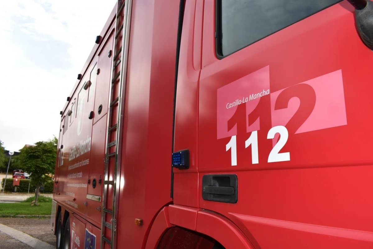 Extinguido el incendio declarado en una prensadora de vehículos en un desguace en Tomelloso