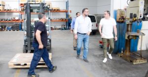 Alcalde de Tomelloso Visita Emblemática Empresa Familiar Talleres Espí Serrano SL, Fundada en 1928