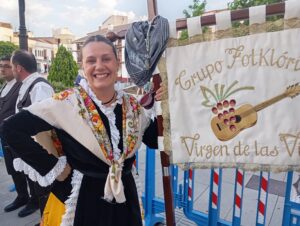 Celebrando 60 años de Tradición: El Grupo Folklórico Virgen de las Viñas Deleita con Magnífico Espectáculo en la Plaza de España