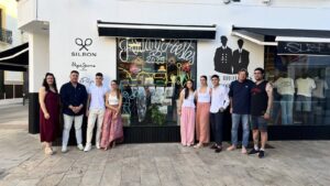 El escaparate de Silbón (The Brother’s Corner) luce las fotos de madrinas y padrinos en agradecimiento a su colaboración