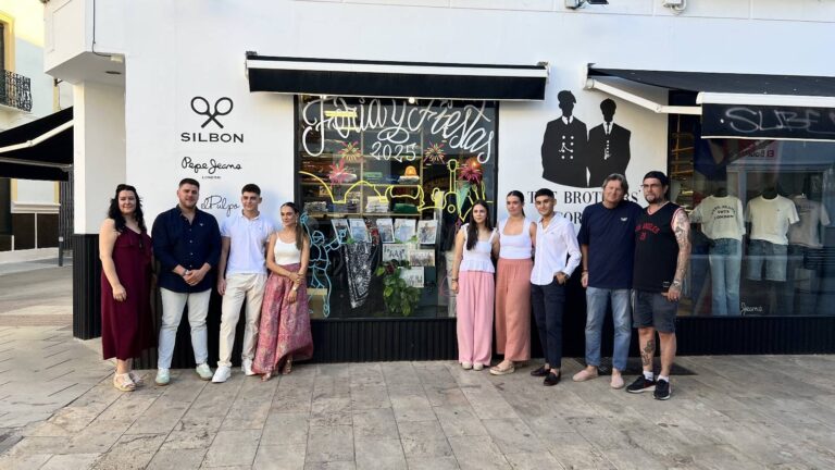 El escaparate de Silbón (The Brother’s Corner) luce las fotos de madrinas y padrinos en agradecimiento a su colaboración