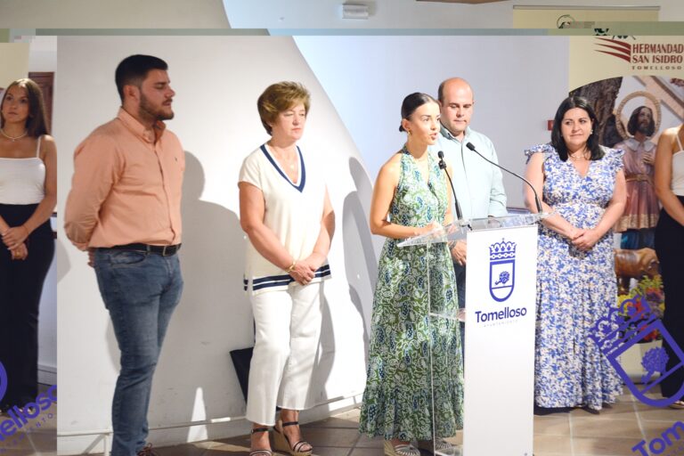 Inés Losa inaugura exposición de fotografía organizada por la Hermandad San Isidro, disponible hasta el domingo