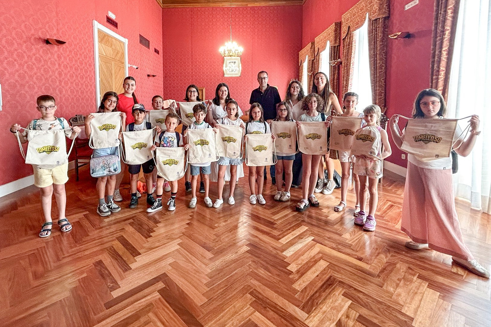 Pequeños Lectores del Programa ‘Lee, Juega y Diviértete’ Exploran el Ayuntamiento en Visita Educativa