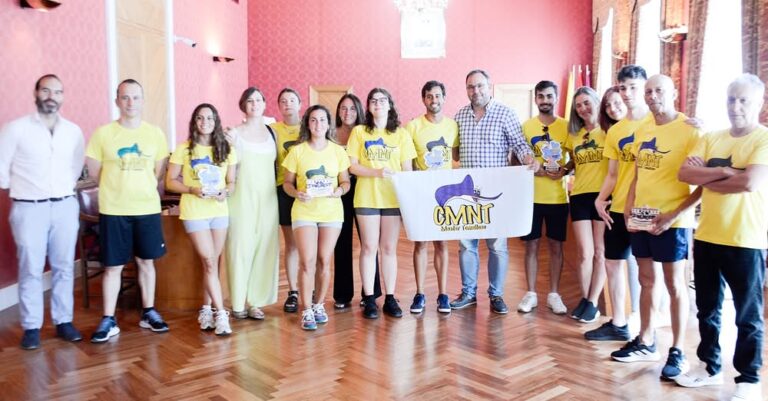 Reconocimiento emotivo al equipo Máster Natación Tomelloso en el Salón de Plenos del Ayuntamiento