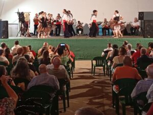 Victoriano Cerezo lidera la inauguración de las fiestas del barrio del Moral junto a Javier Navarro y el grupo folklórico Virgen