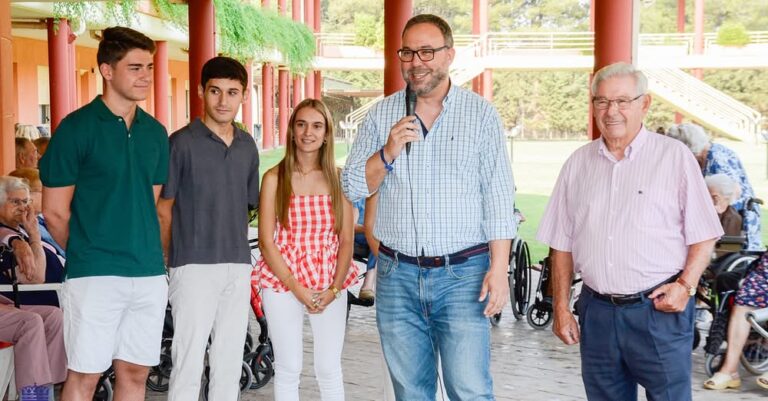 Alcalde de Tomelloso, Javier Navarro, Inaugura las Fiestas Patronales con Visita a la Residencia de Mayores Elder