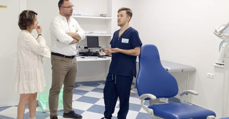 Alcalde de Tomelloso, Javier Navarro, Refuerza su Compromiso con Emprendedores Locales Durante Visita a Clínica