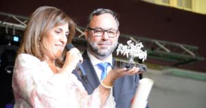 Ana Samboal deslumbra a la multitud con un emotivo pregón en la Plaza de España, Javier Navarro extiende sus felicitaciones navideñas