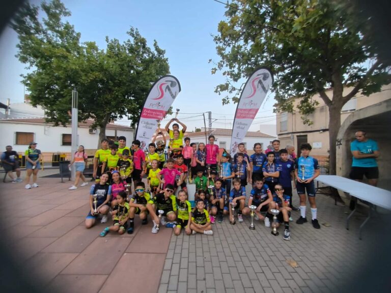 Exitoso debut del Barrio de Santa María en el Trofeo Federación de Ciclismo 2025