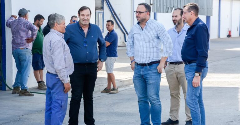 Javier Navarro realiza una visita de inspección a la Cooperativa Santiago Apóstol en medio de su campaña de recolección y comercialización