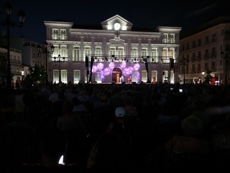 Mari Carmen Lomas inaugura la V Muestra Local de Flamenco ante una multitud en la Plaza de España