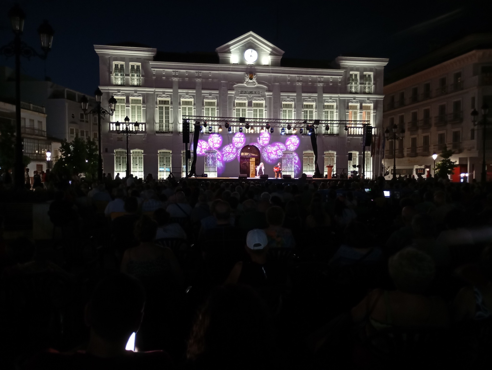 Mari Carmen Lomas inaugura la V Muestra Local de Flamenco ante una multitud en la Plaza de España