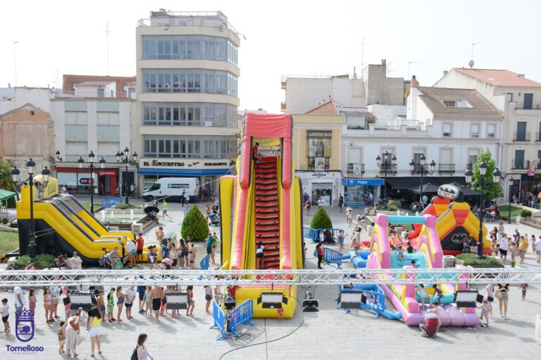 Tomelloso Ayuntamiento Actualiza Álbum con Imágenes de la Fiesta Deportiva Acuática con Hinchables
