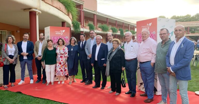 Subrayando la Colaboración Público-Privada: El Alcalde enfatiza en su Atención a los Ancianos durante la Fiesta de Familias de Residencial