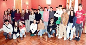 Alcalde Javier Navarro da la bienvenida al programa ‘El Cónclave’ en el Ayuntamiento a alumnos y profesores